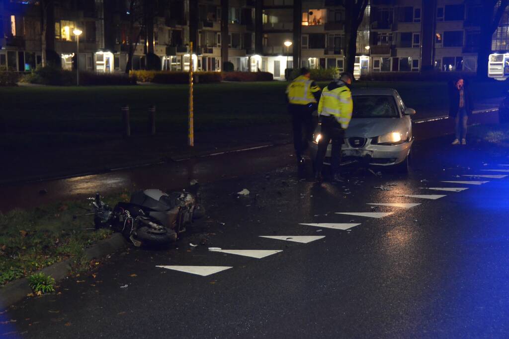 Scooterrijder botst frontaal op personenauto