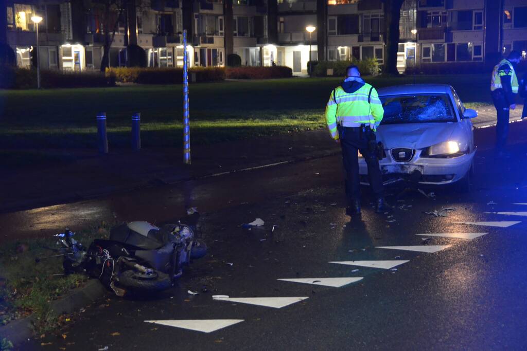 Scooterrijder botst frontaal op personenauto