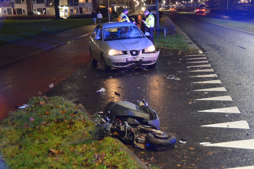 Scooterrijder botst frontaal op personenauto