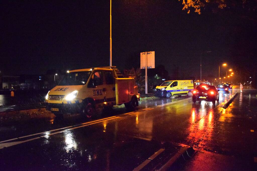 Bestelbus flink beschadigd na botsing tegen vangrail