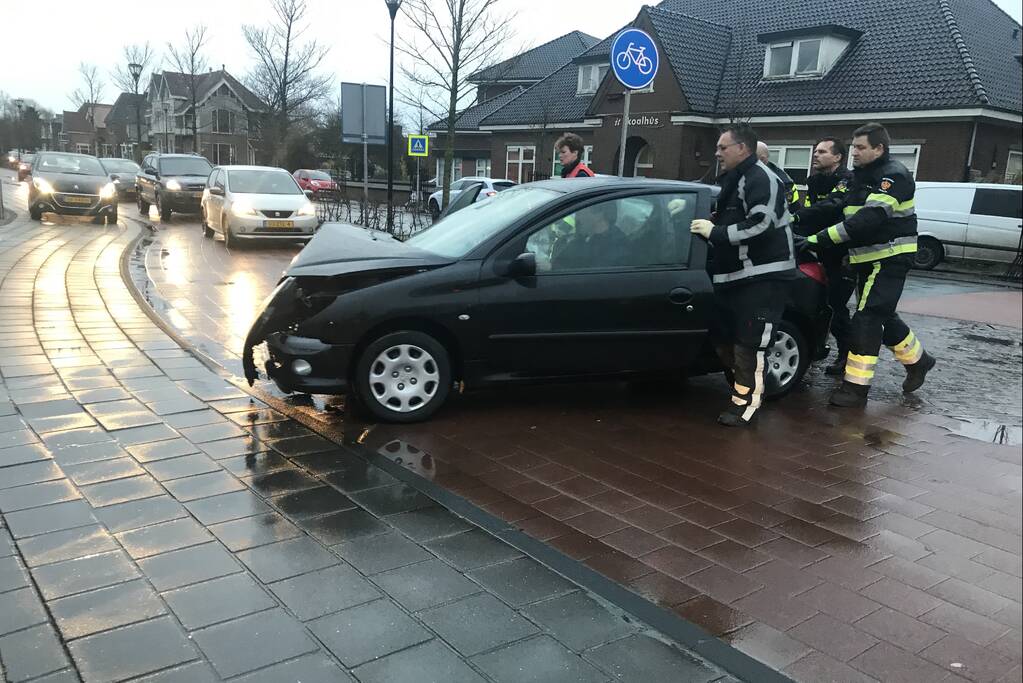 Veel schade bij aanrijding met twee auto's