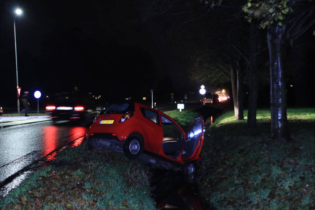 Auto vliegt uit de bocht en belandt in sloot