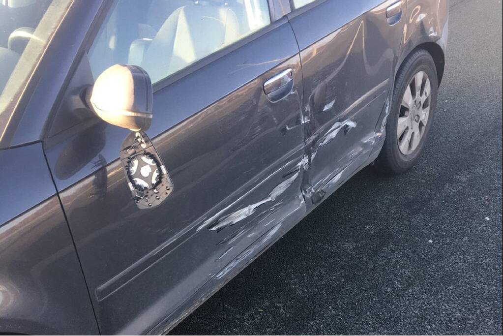 Vrachtwagen ramt personenauto bij wisselen rijstrook