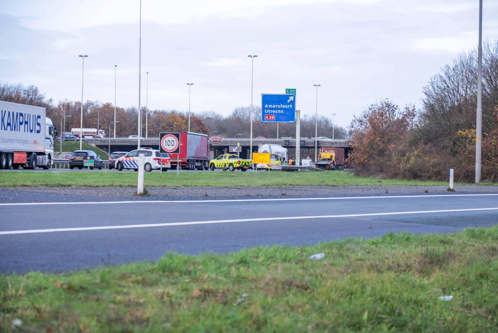 Auto botst achterop vrachtwagen