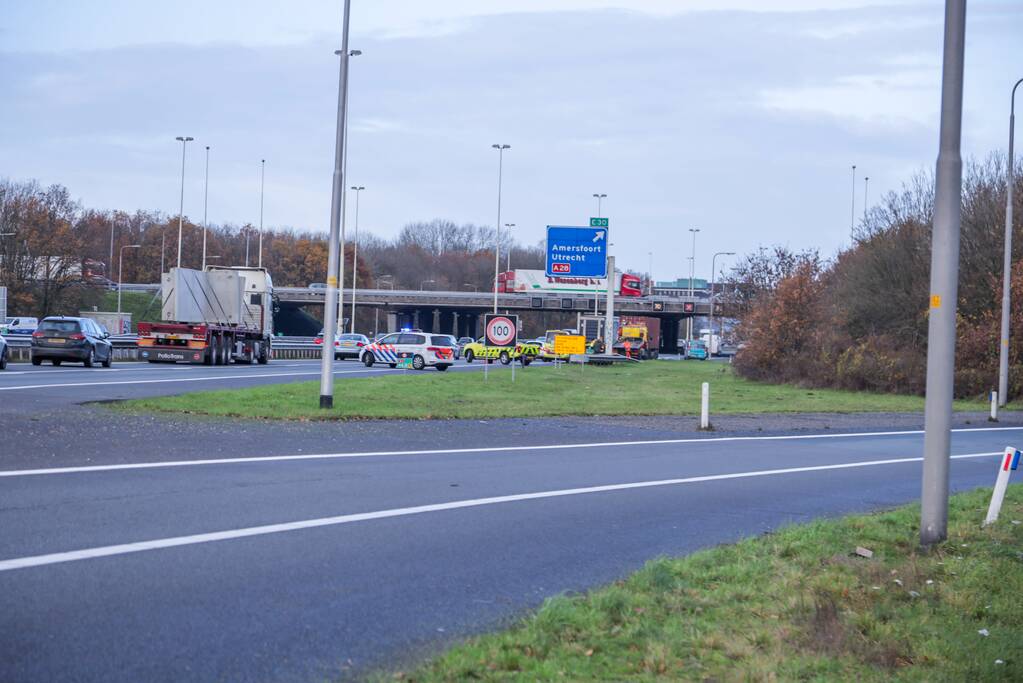 Auto botst achterop vrachtwagen