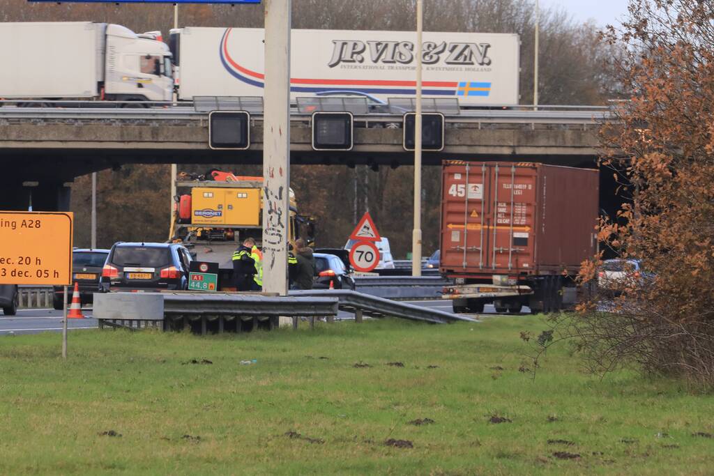 Auto botst achterop vrachtwagen