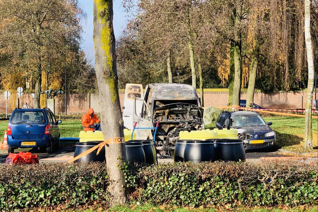 Bestelbus met drugsafval in vlammen opgegaan