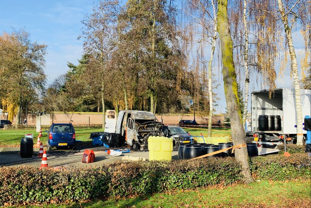 Bestelbus met drugsafval in vlammen opgegaan