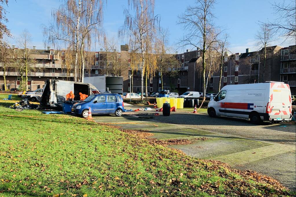 Bestelbus met drugsafval in vlammen opgegaan