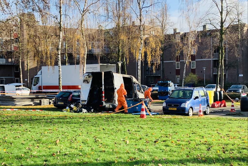 Bestelbus met drugsafval in vlammen opgegaan
