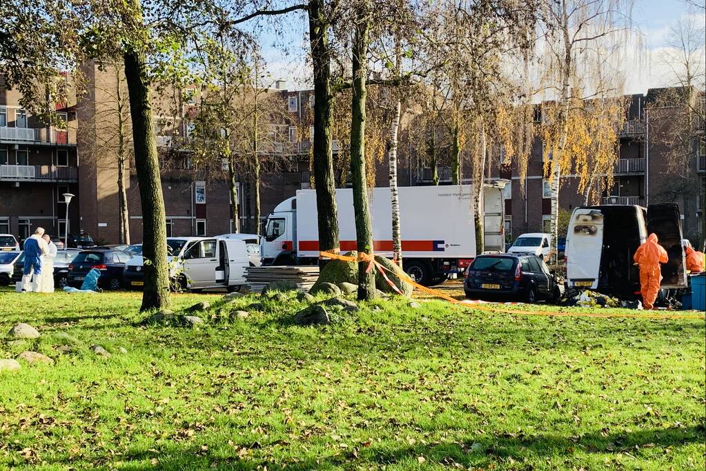 Bestelbus met drugsafval in vlammen opgegaan