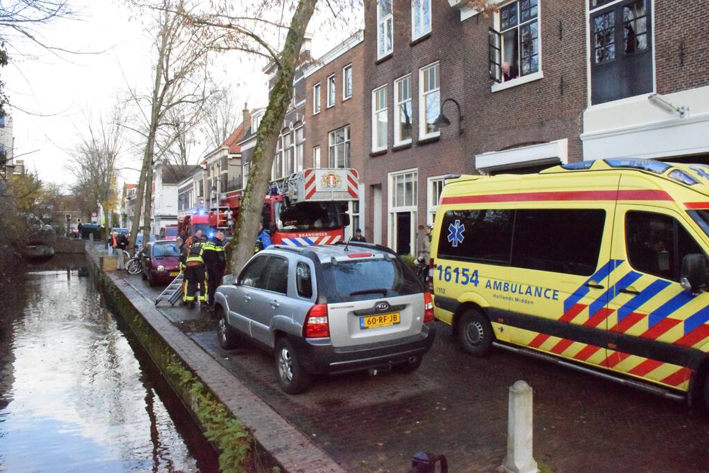 Brandweer redt persoon uit  het water
