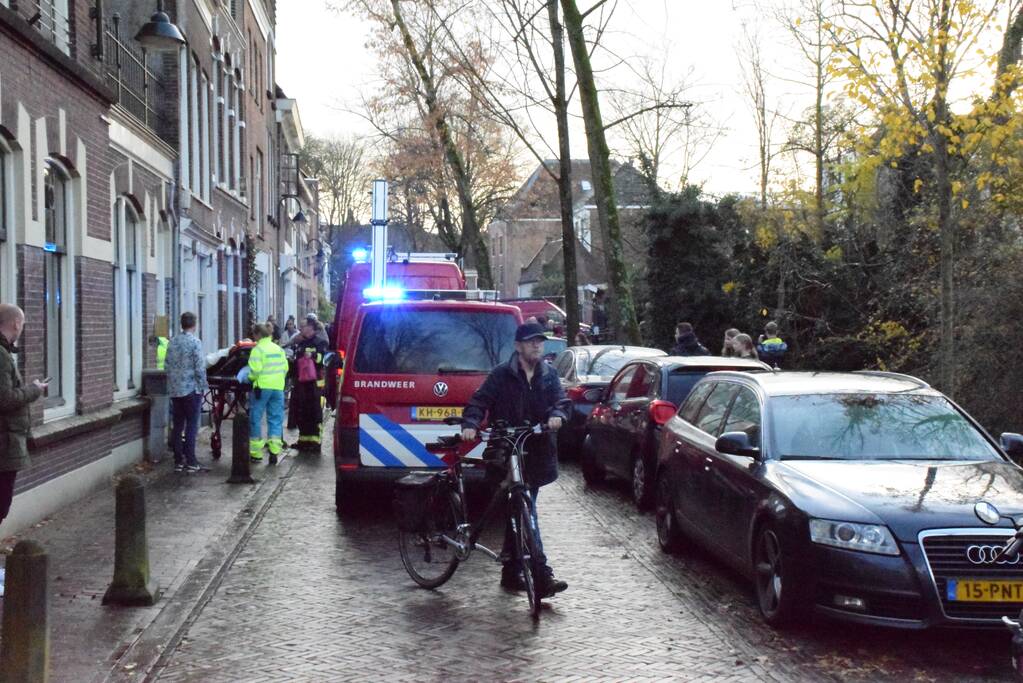 Brandweer redt persoon uit  het water