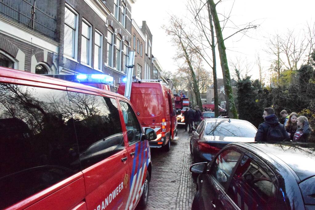 Brandweer redt persoon uit  het water