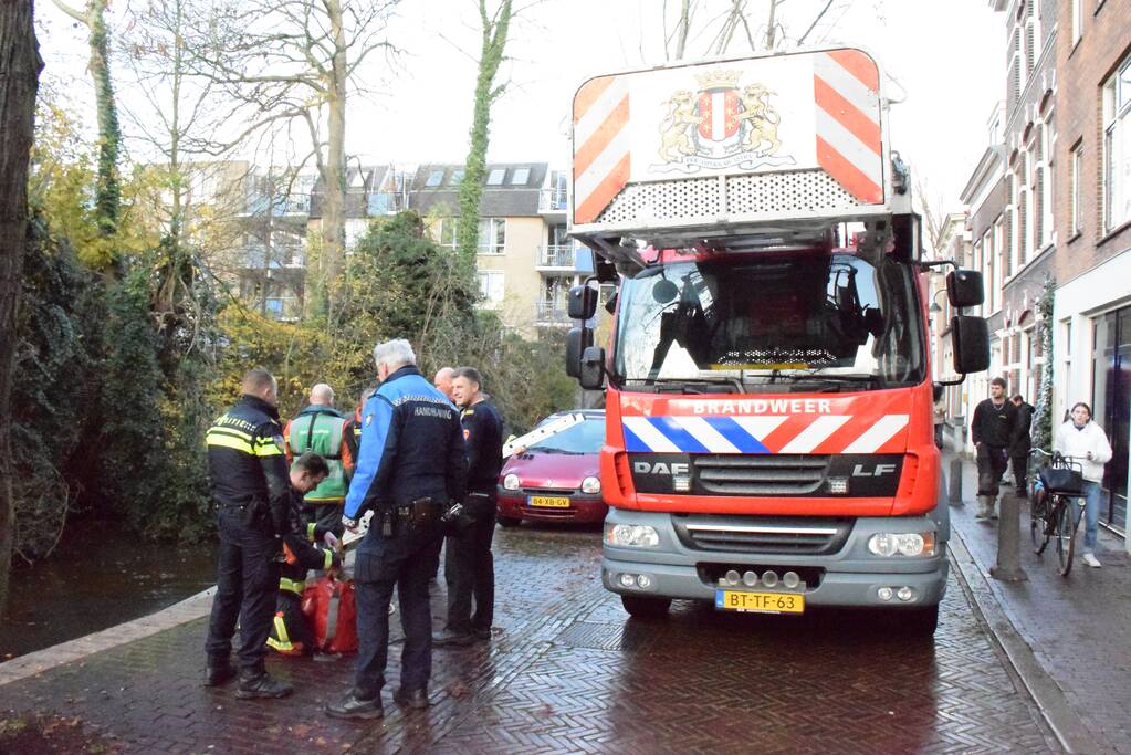 Brandweer redt persoon uit  het water