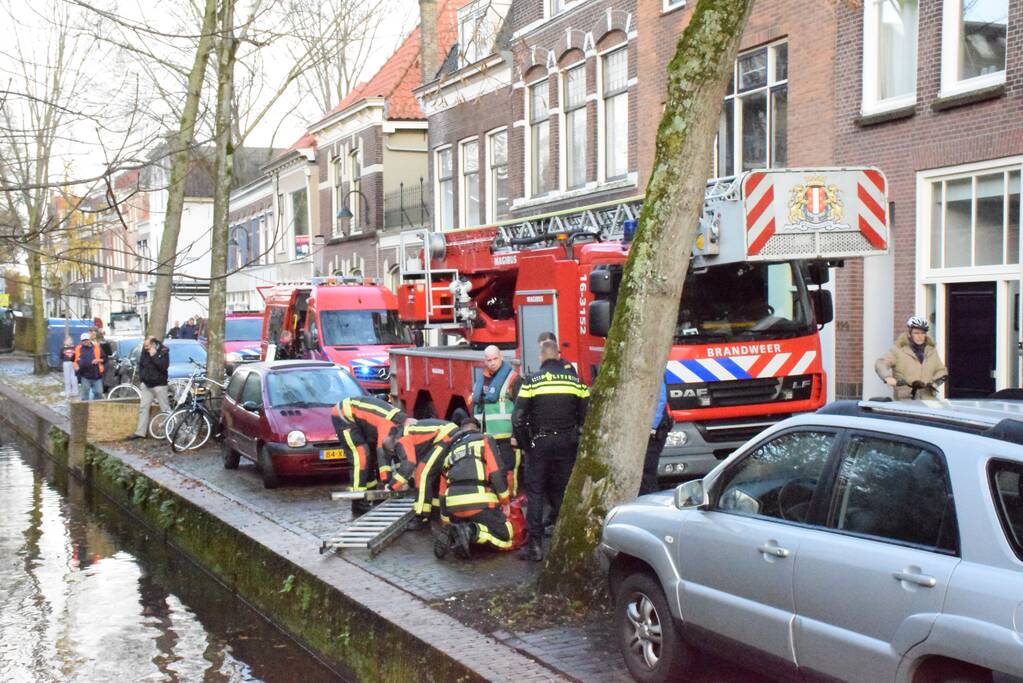 Brandweer redt persoon uit  het water