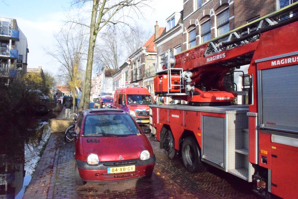Brandweer redt persoon uit  het water
