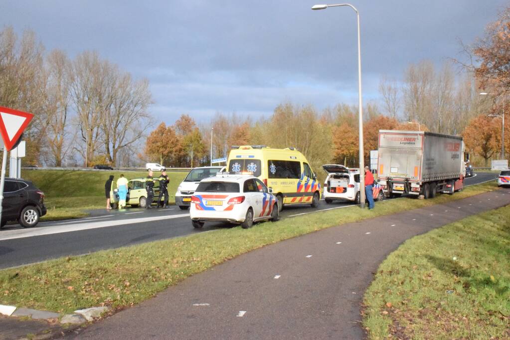 Vrachtwagen klapt achterop personenauto
