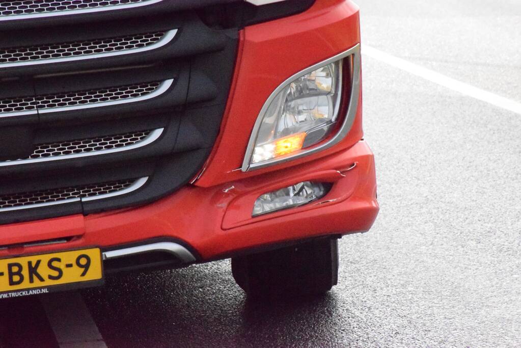 Vrachtwagen klapt achterop personenauto