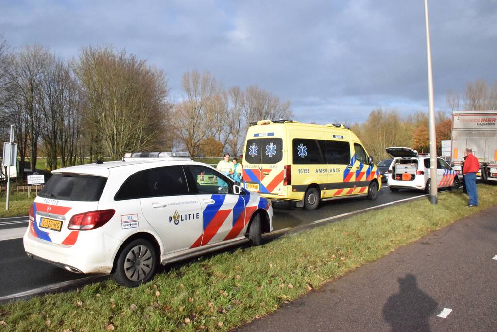 Vrachtwagen klapt achterop personenauto
