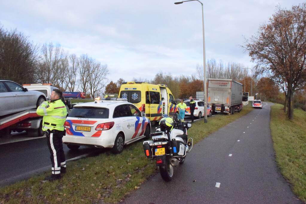 Vrachtwagen klapt achterop personenauto