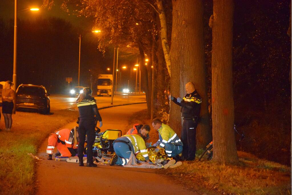 Persoon zwaargewond aangetroffen op fietspad