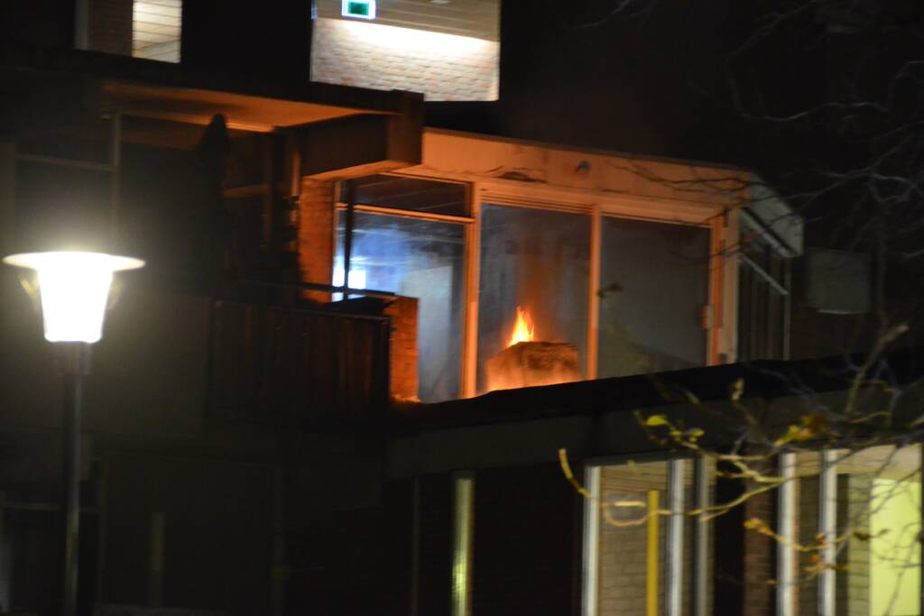 Brand op dak van wooncomplex