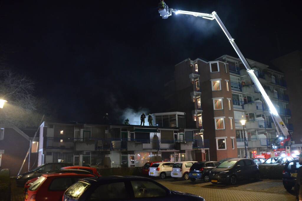Brand op dak van wooncomplex