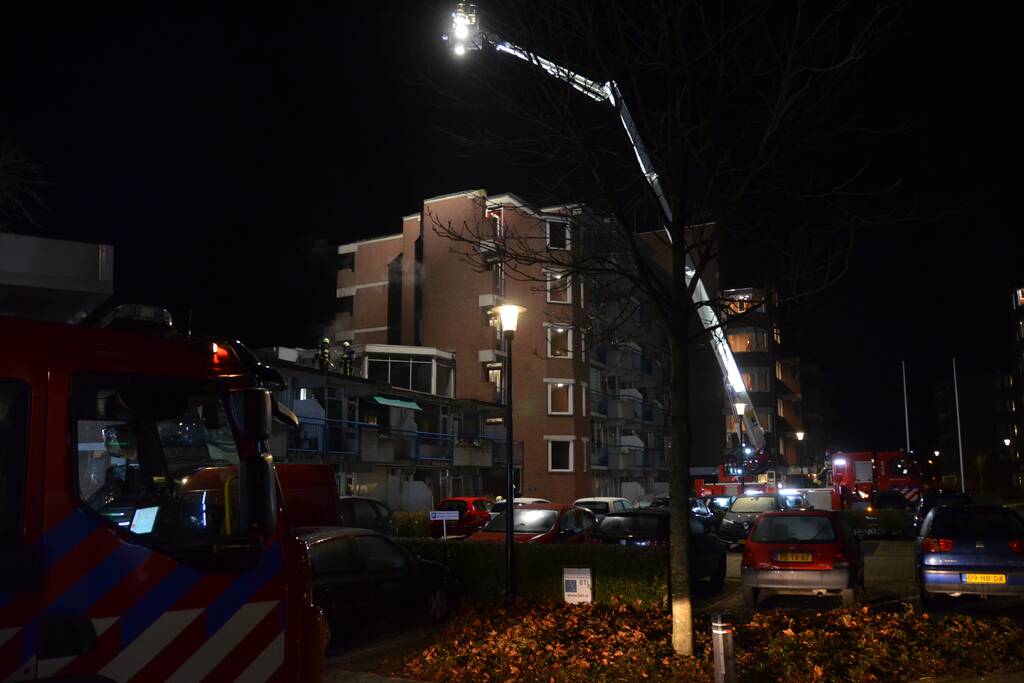 Brand op dak van wooncomplex