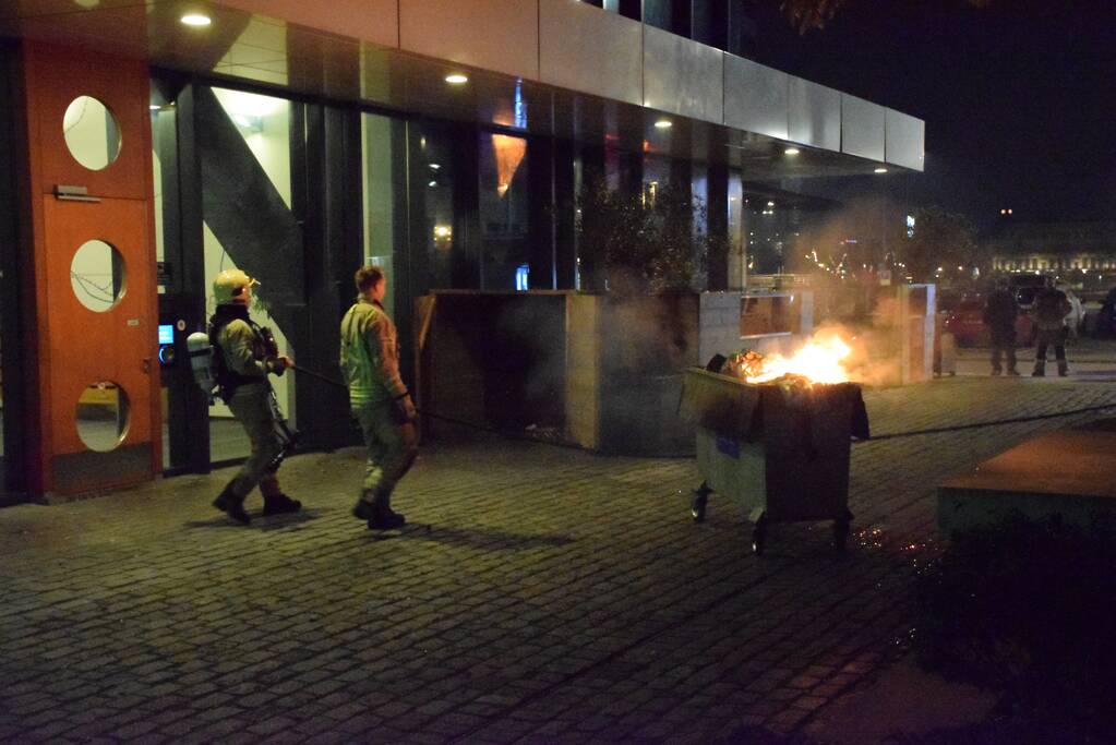 Vuilcontainer in brand bij restaurant