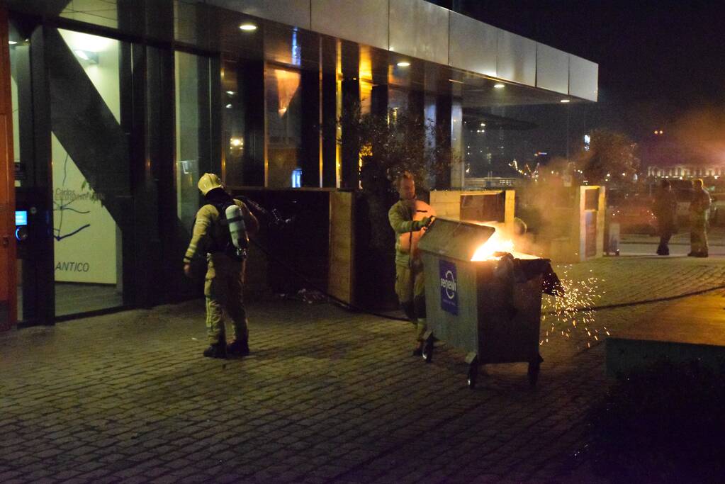 Vuilcontainer in brand bij restaurant