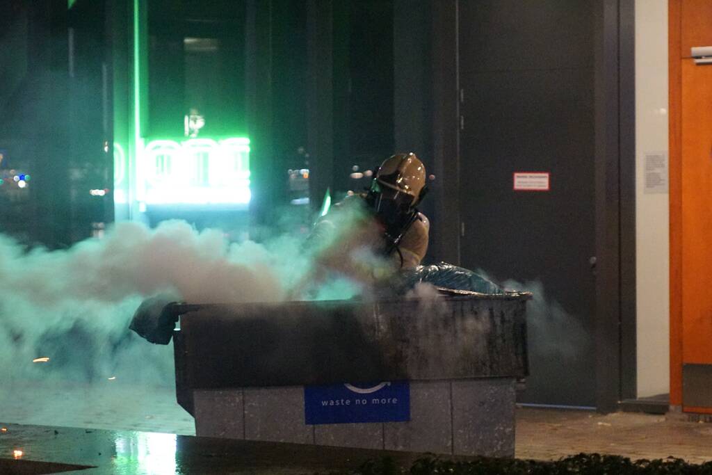 Vuilcontainer in brand bij restaurant