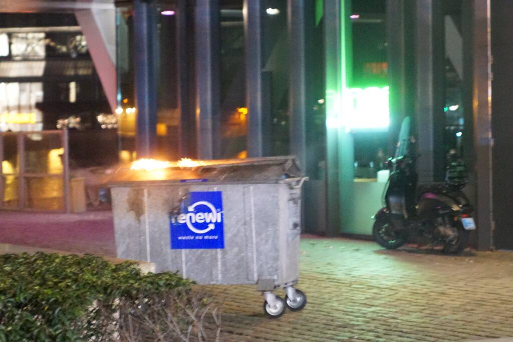 Vuilcontainer in brand bij restaurant