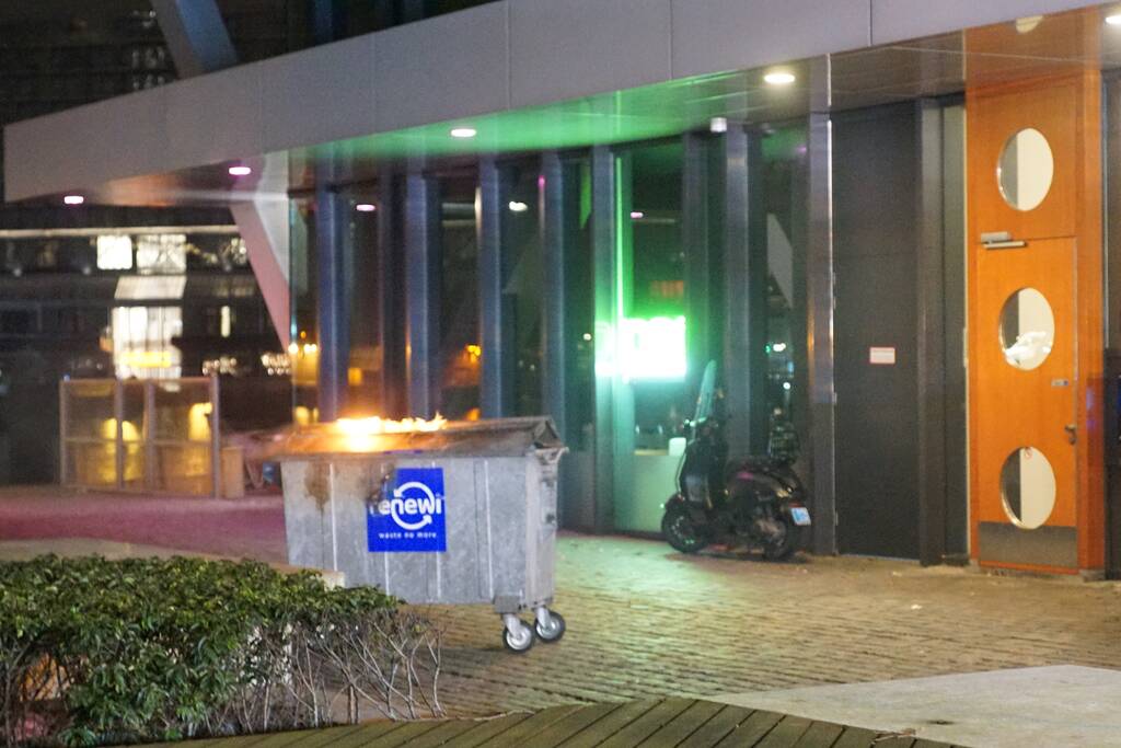 Vuilcontainer in brand bij restaurant