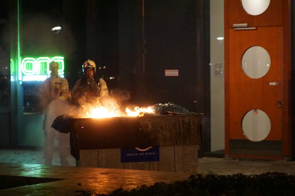 Vuilcontainer in brand bij restaurant