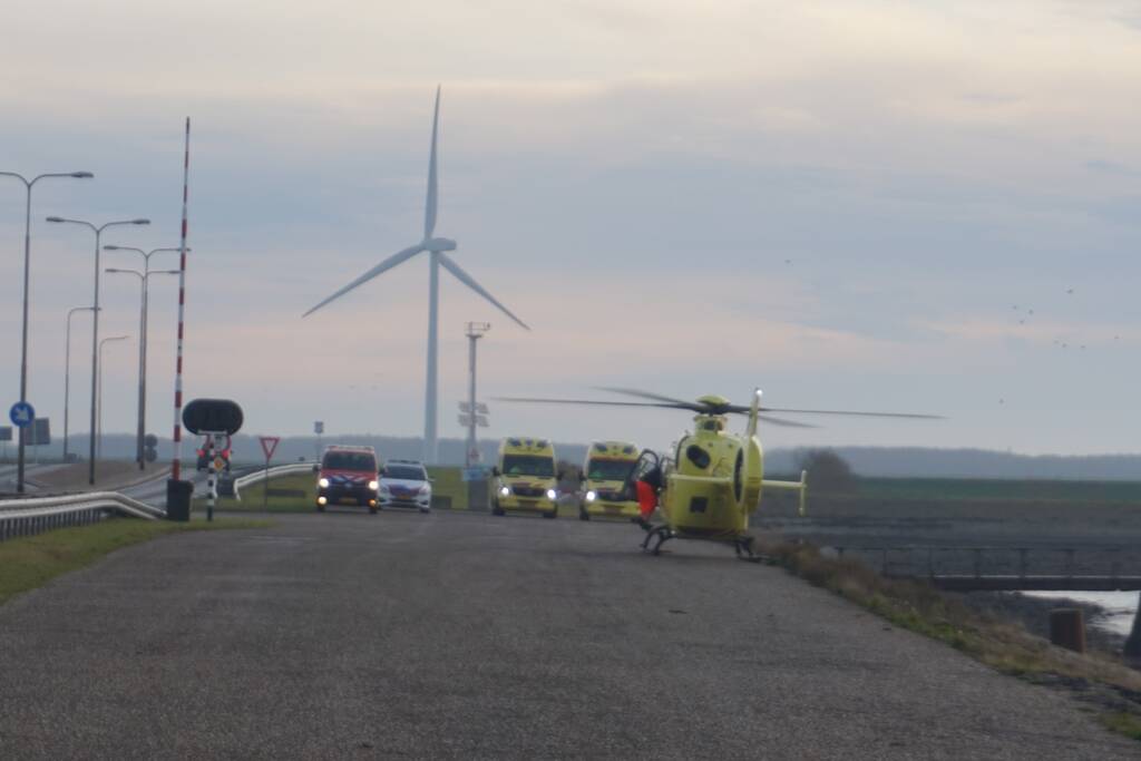 Grote zoekactie na persoon te water Zeelandbrug