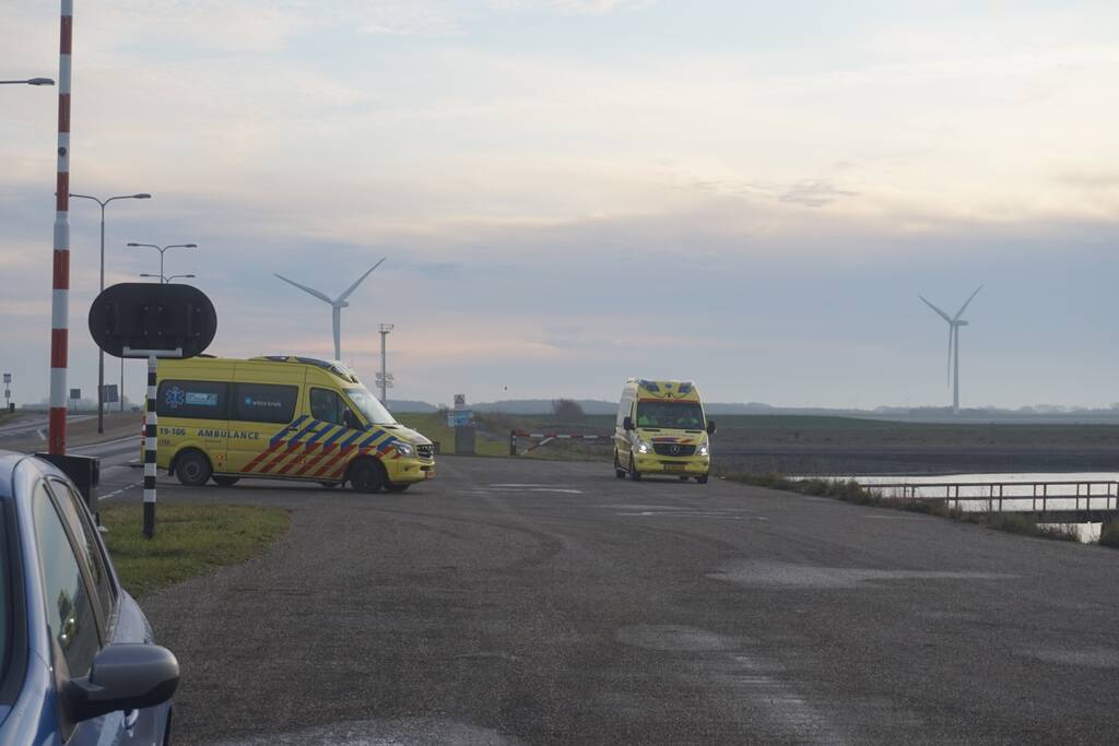 Grote zoekactie na persoon te water Zeelandbrug