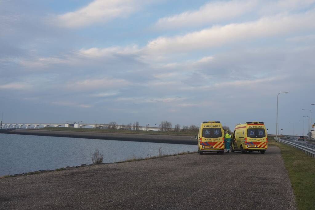 Grote zoekactie na persoon te water Zeelandbrug
