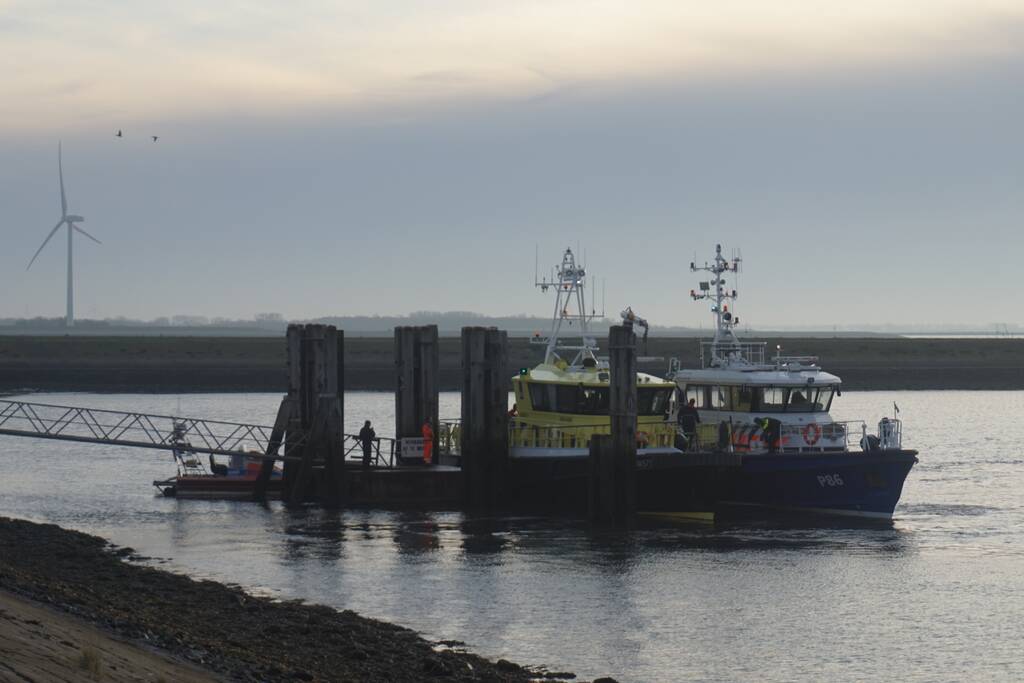 Grote zoekactie na persoon te water Zeelandbrug