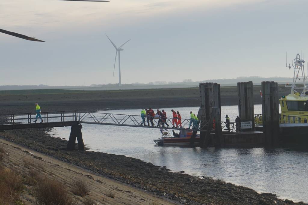 Grote zoekactie na persoon te water Zeelandbrug