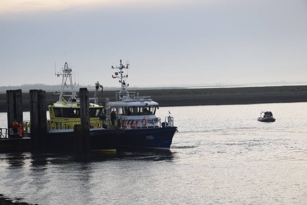Grote zoekactie na persoon te water Zeelandbrug