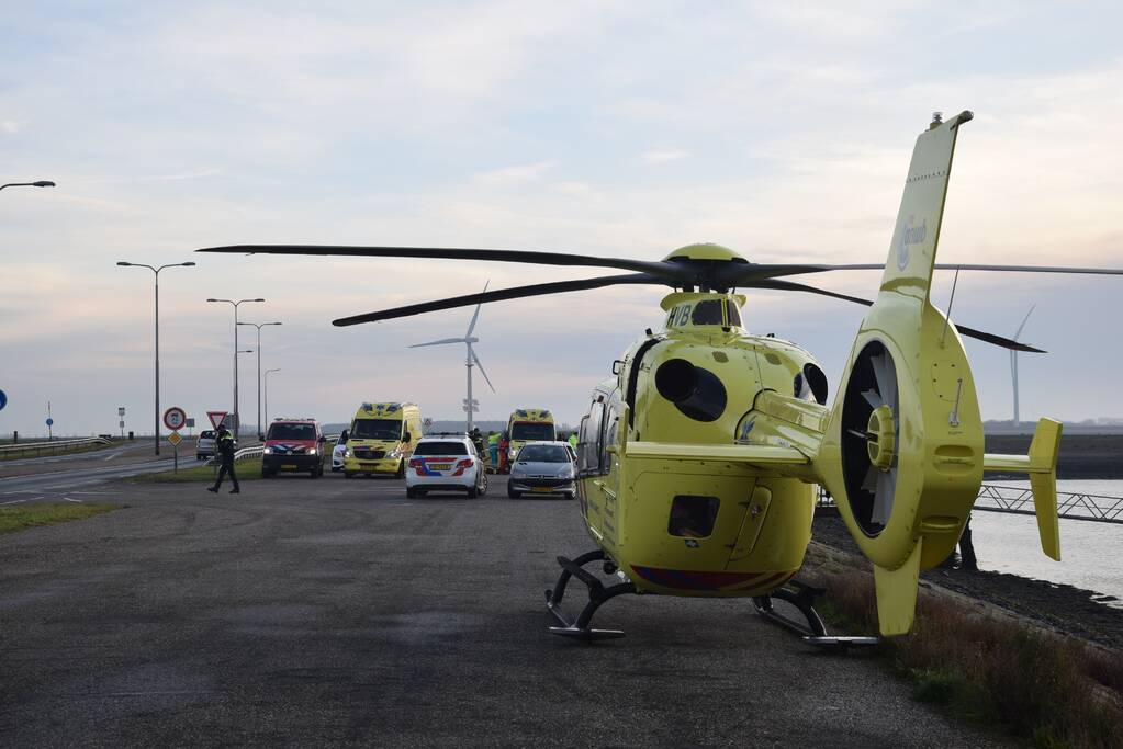 Grote zoekactie na persoon te water Zeelandbrug