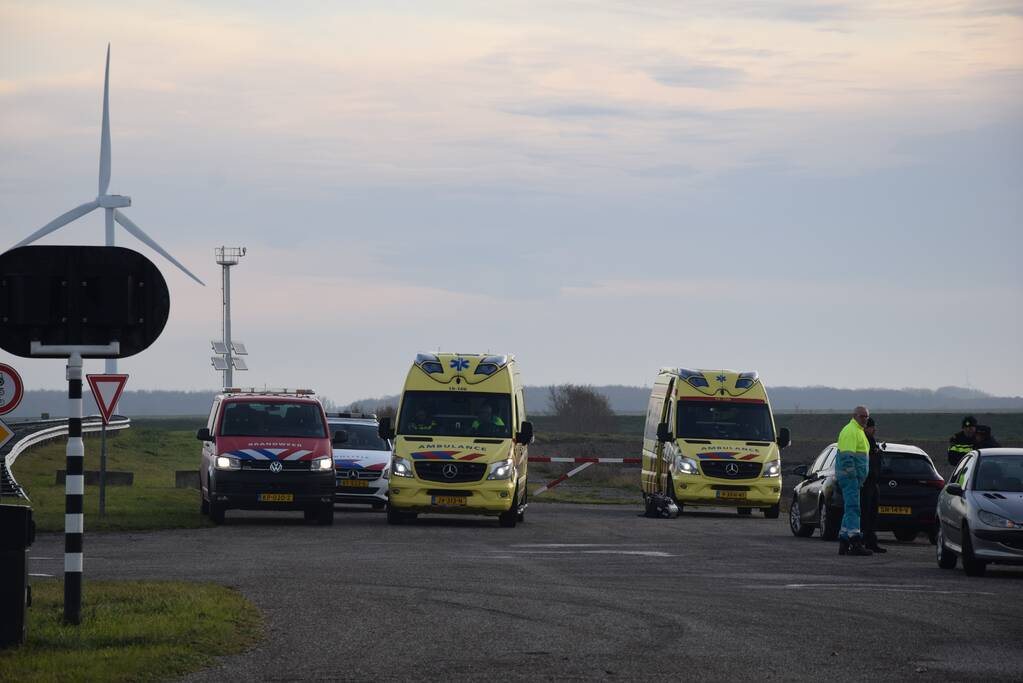 Grote zoekactie na persoon te water Zeelandbrug