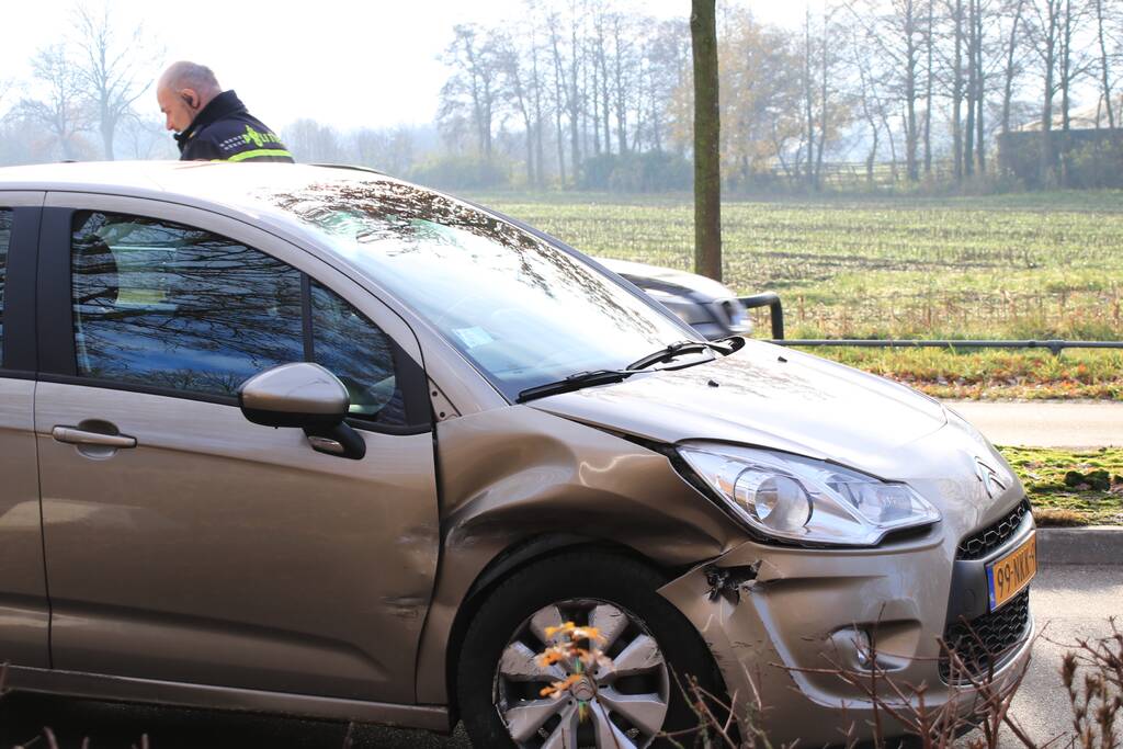 Twee auto's botsen op kruising