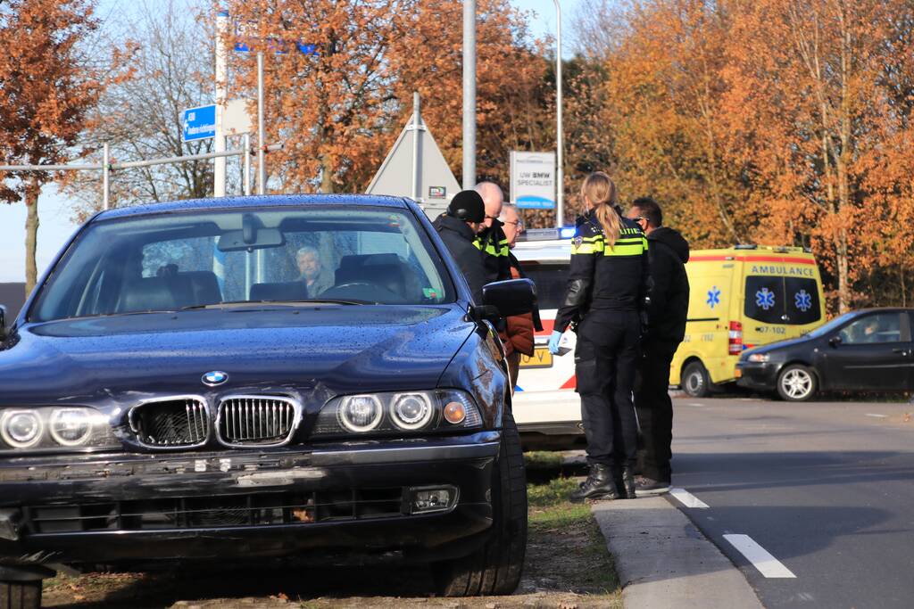 Twee auto's botsen op kruising