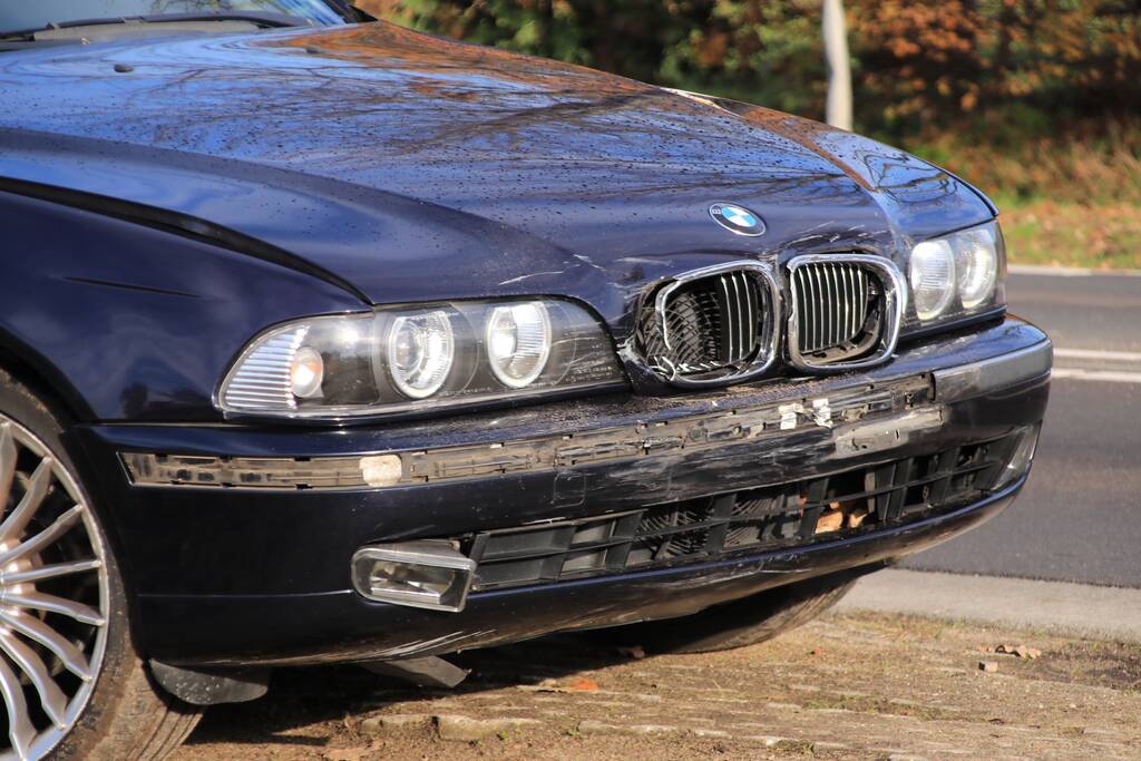 Twee auto's botsen op kruising