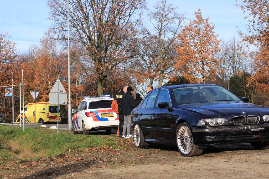 Twee auto's botsen op kruising