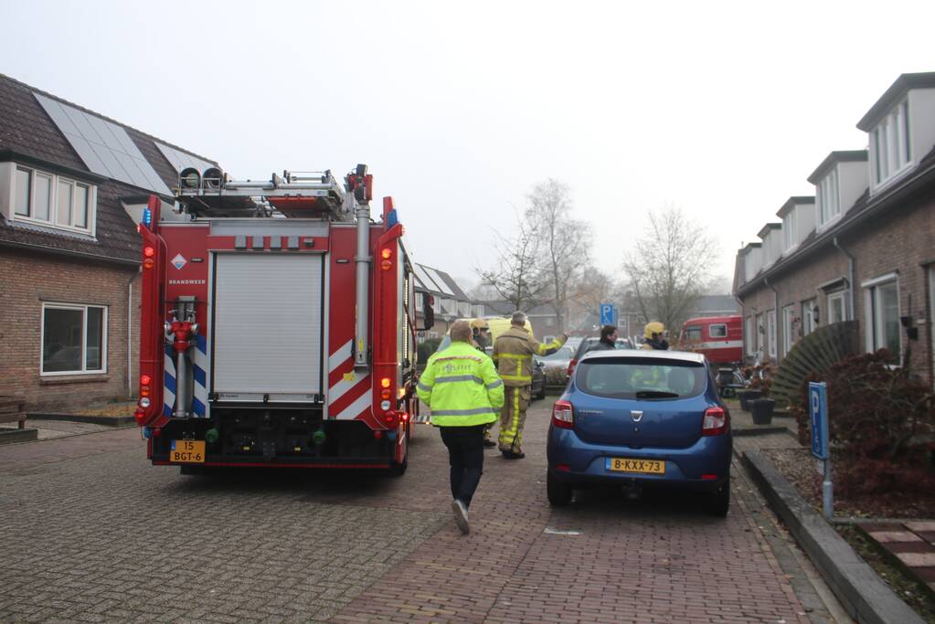 Brandweer blust brand in schuurtje