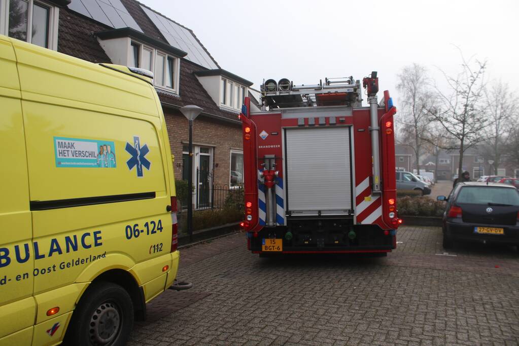 Brandweer blust brand in schuurtje