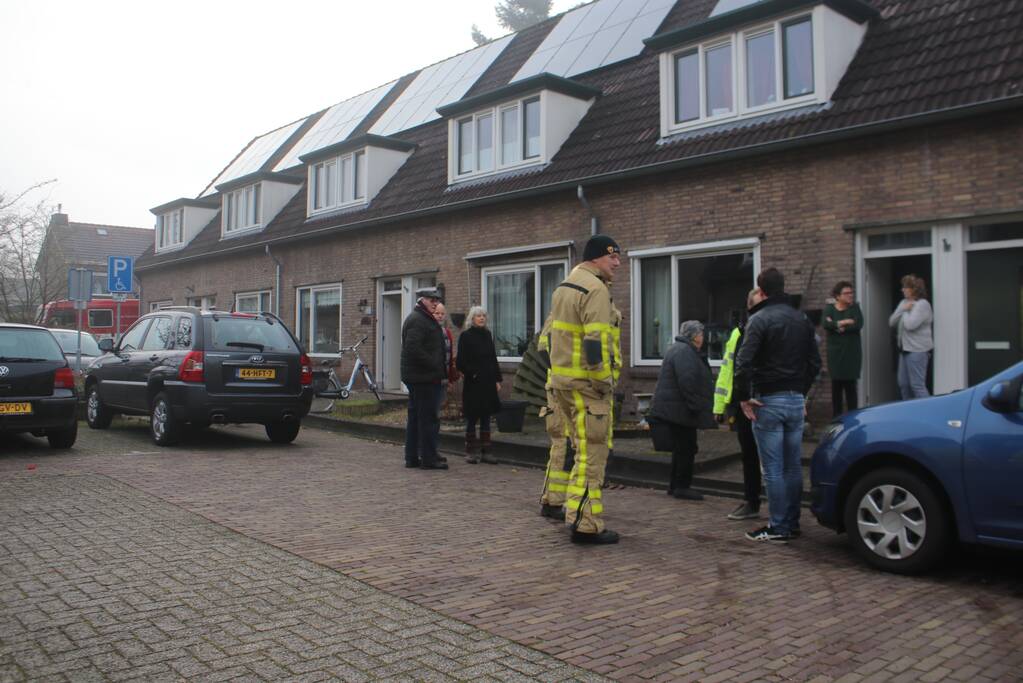 Brandweer blust brand in schuurtje